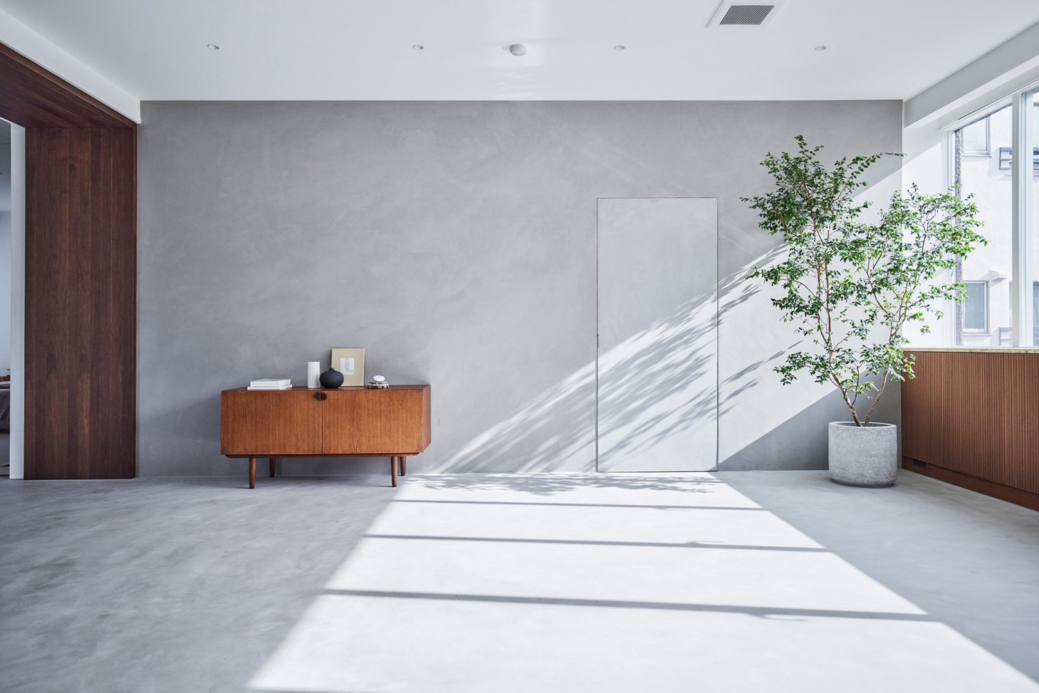 光が差すモルタル空間