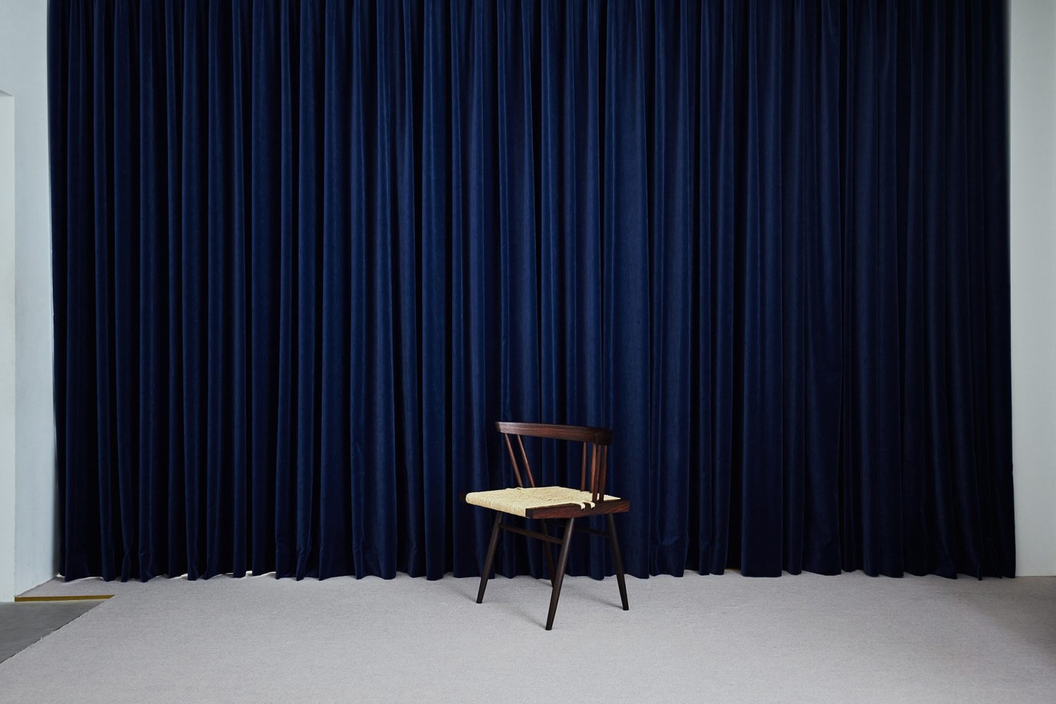 ネイビーのベルベットカーテン