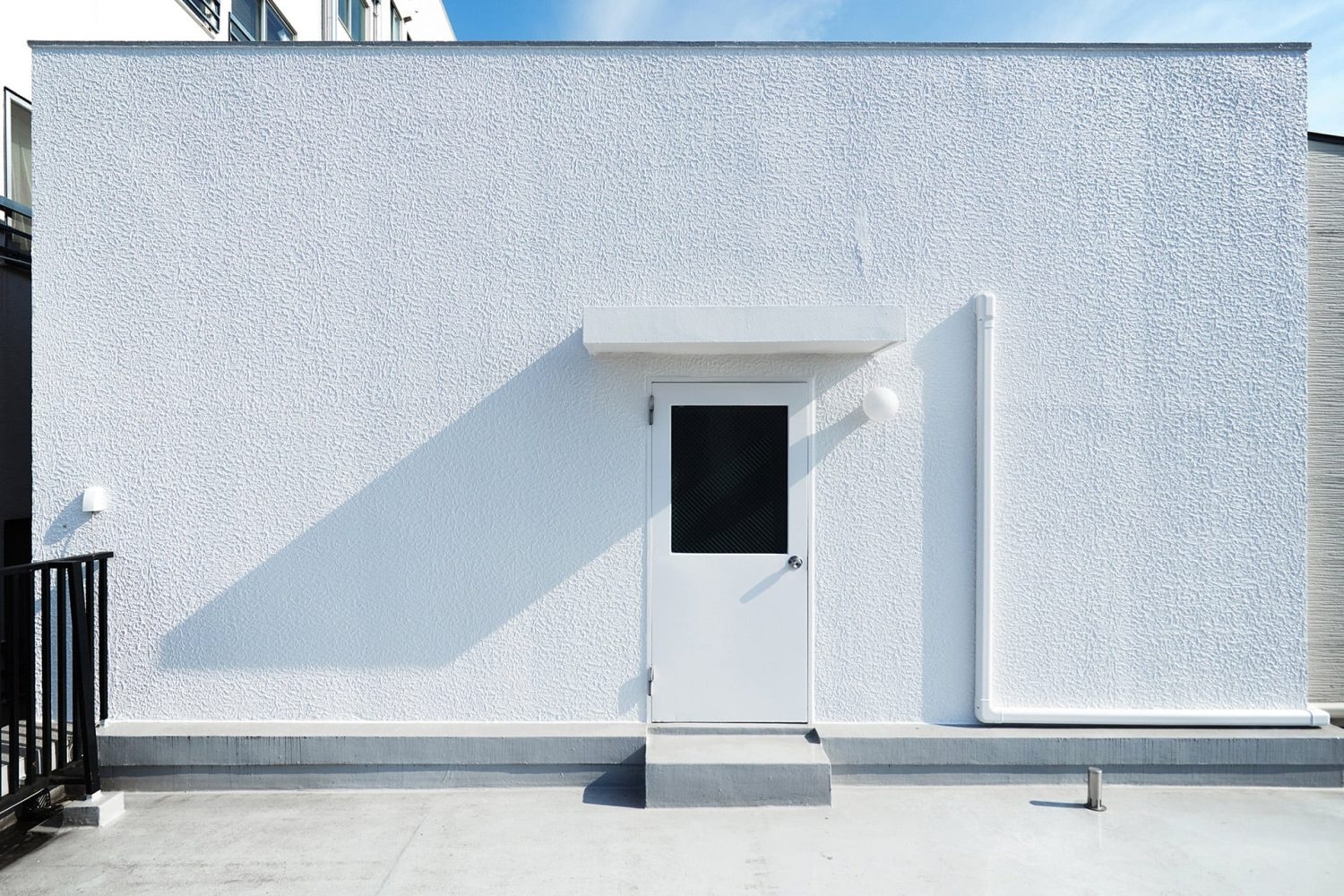 オプション:屋上 高さ4mの白壁