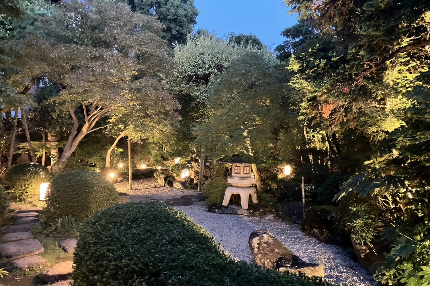 幻想的な雰囲気の枯山水庭園