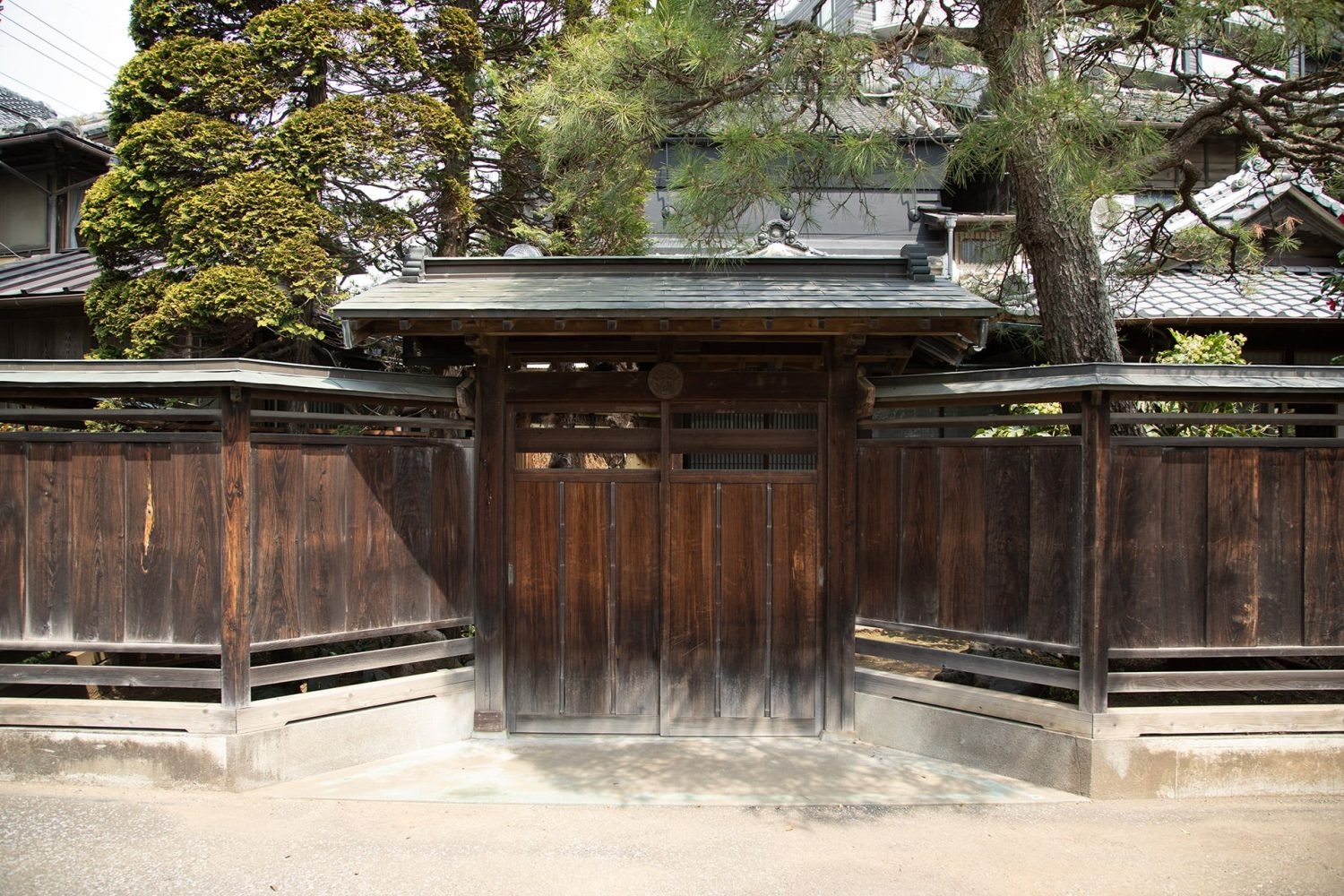 明治三十四年築の離れの重厚感ある門