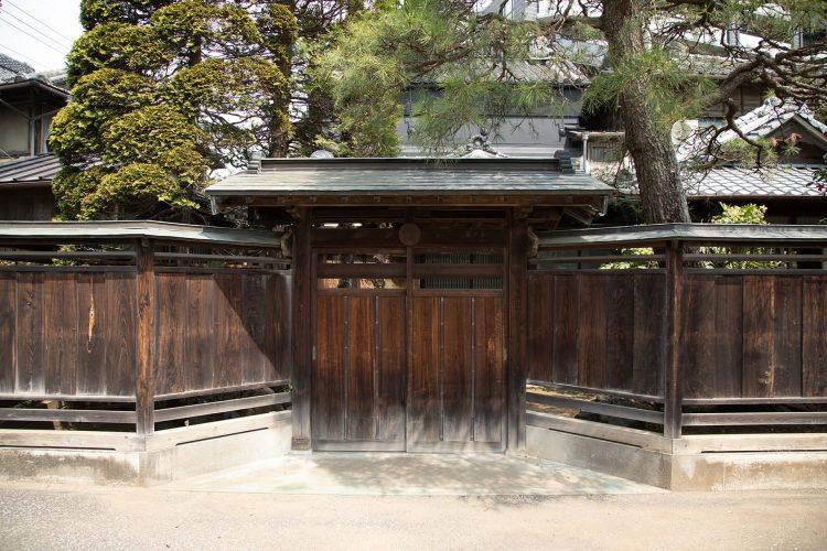 明治三十四年築の離れの重厚感ある門