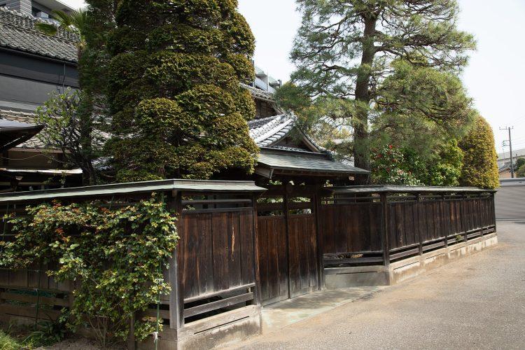 門の前も敷地内につき撮影可能