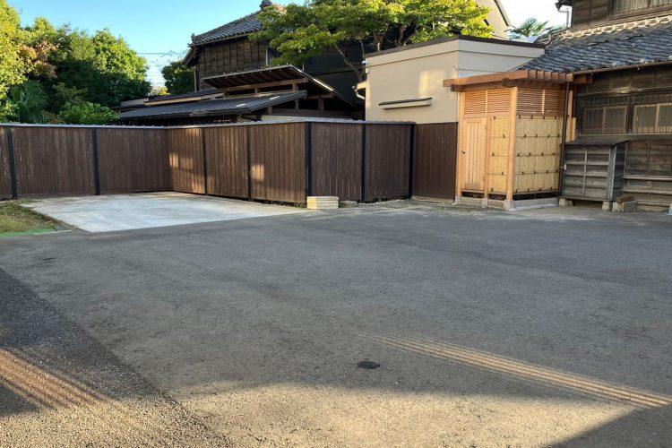 大型バスも停められる広さの駐車場完備