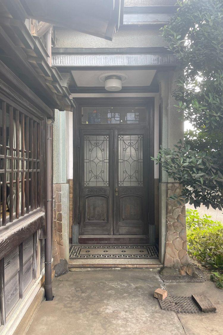 ステンドグラスが施された応接間の入口