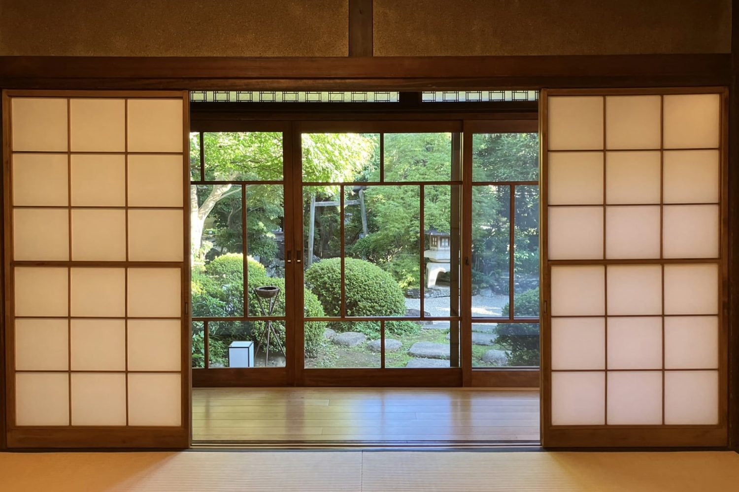 離れのお茶室から望む庭園の景色