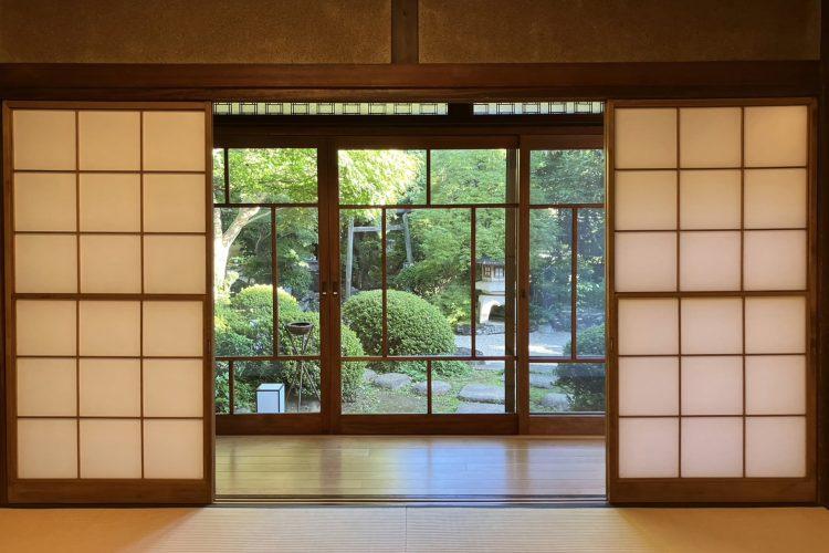 離れのお茶室から望む庭園の景色