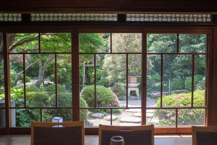 大きな窓から望む枯山水庭園