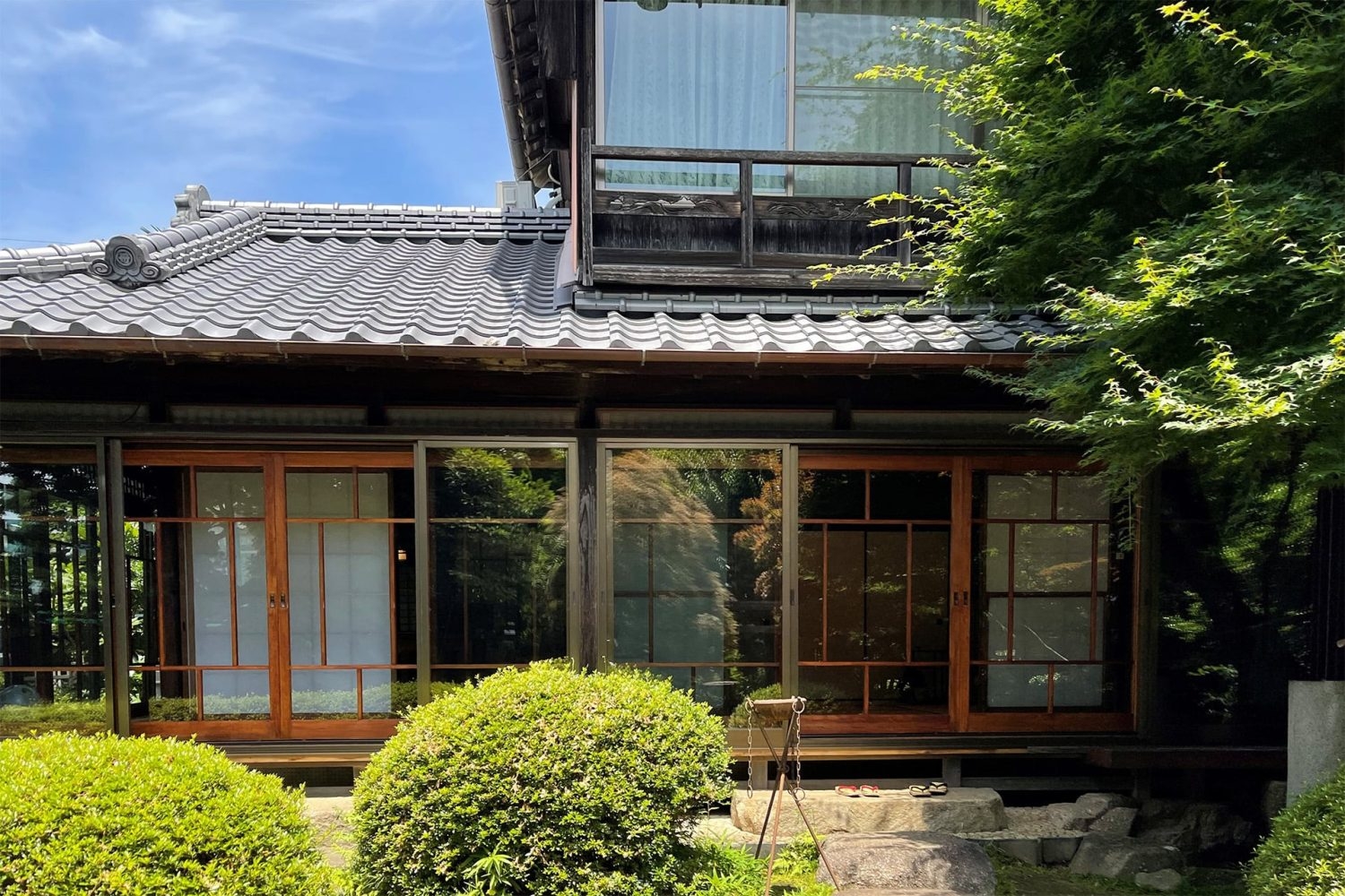 庭から望む離れの建物