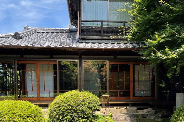 庭から望む離れの建物