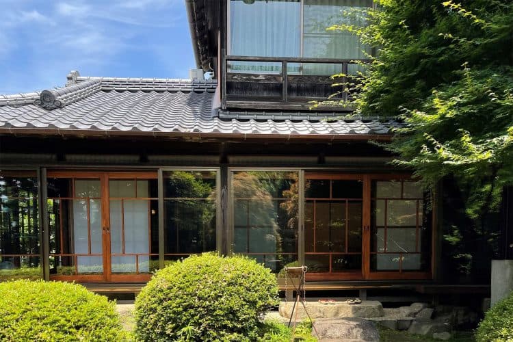 庭から望む離れの建物
