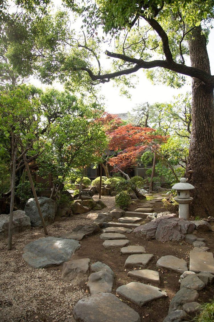 枯山水庭園奥の東屋につづくアプローチ