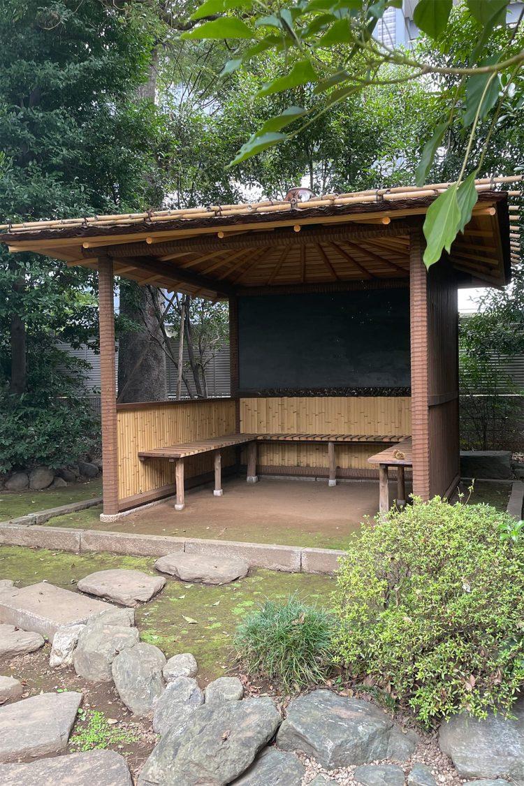 枯山水庭園奥に佇む東屋