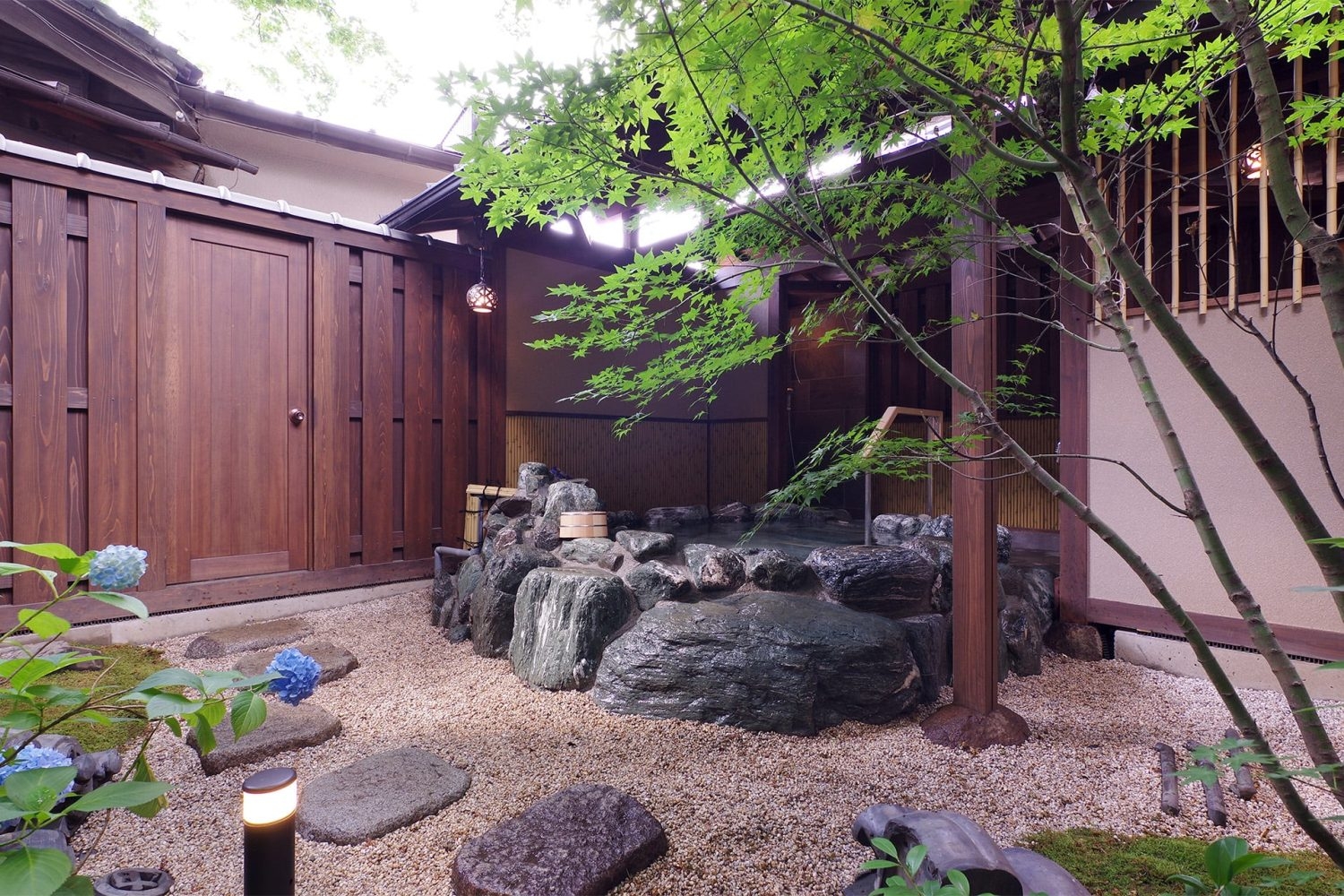 蔵から見た露天風呂