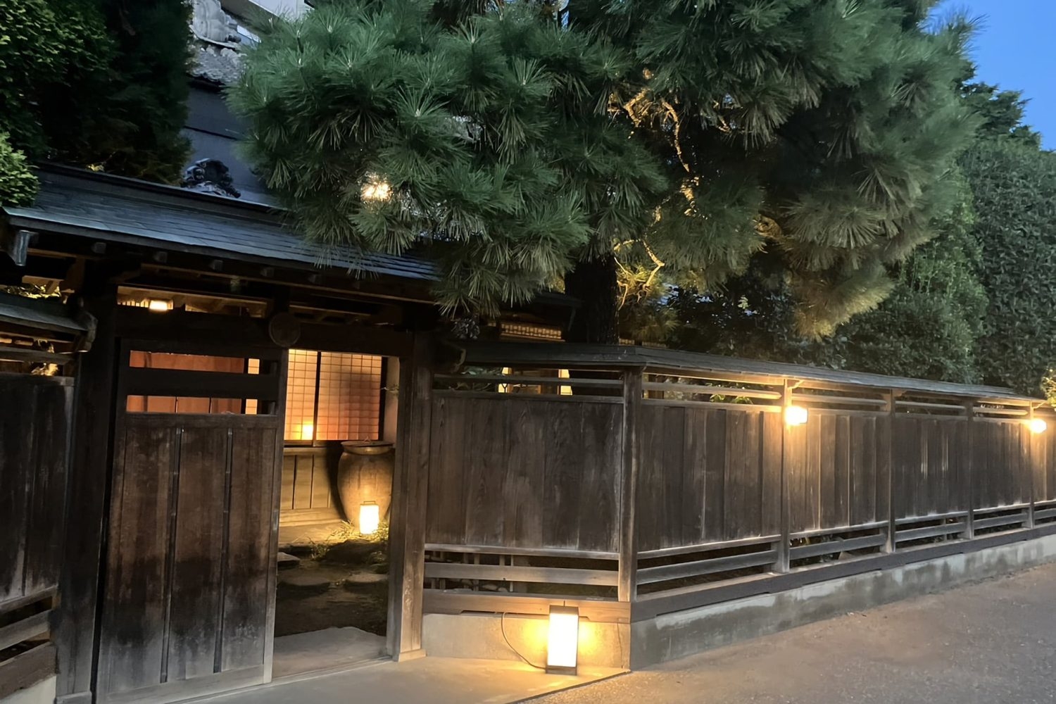 ライトアップされた離れの門