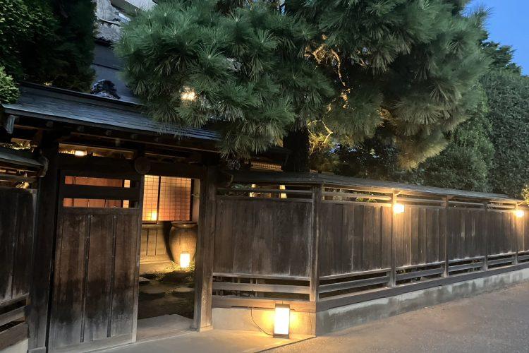 ライトアップされた離れの門