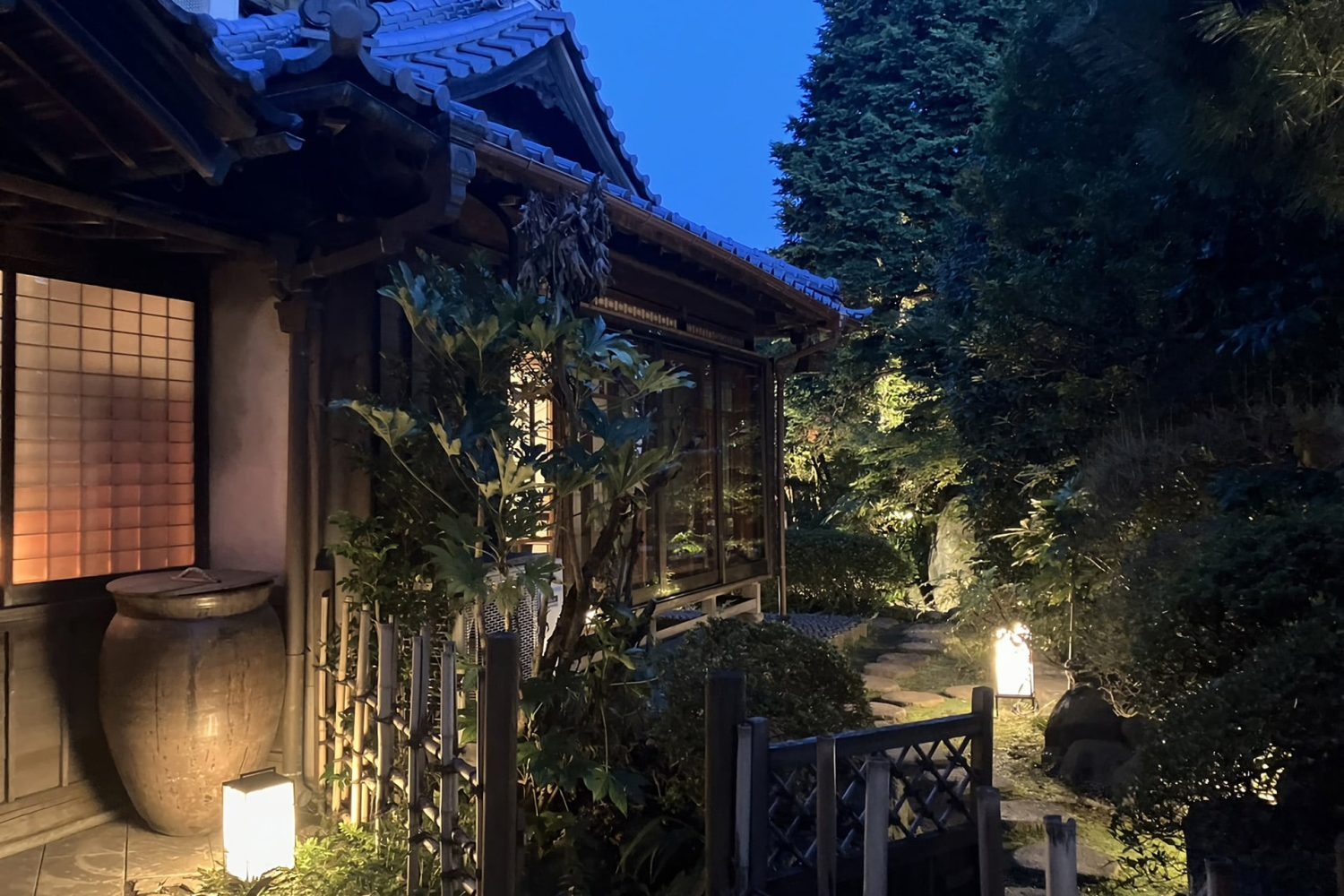 ライトアップされた離れの玄関