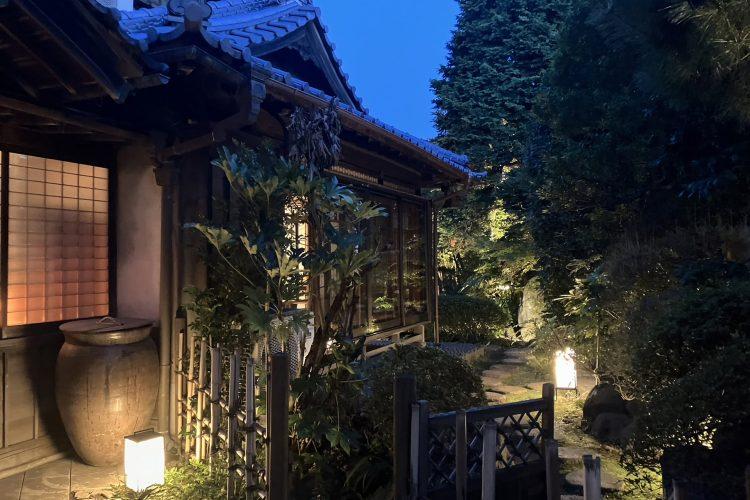 ライトアップされた離れの玄関