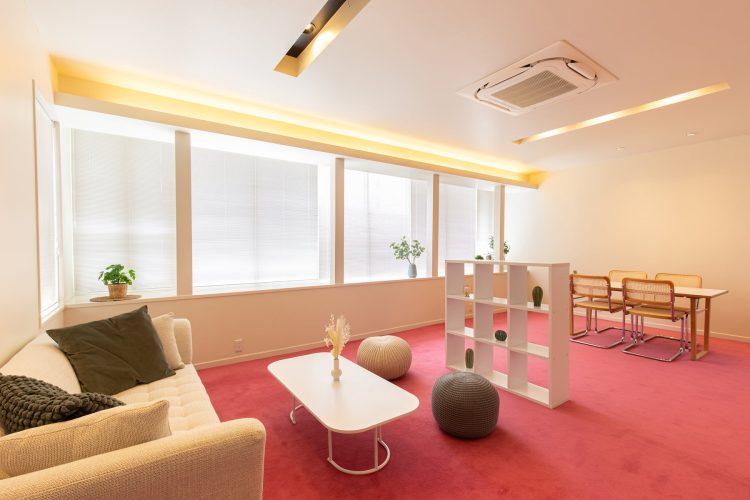 2Fの個室はピンクの絨毯が特徴