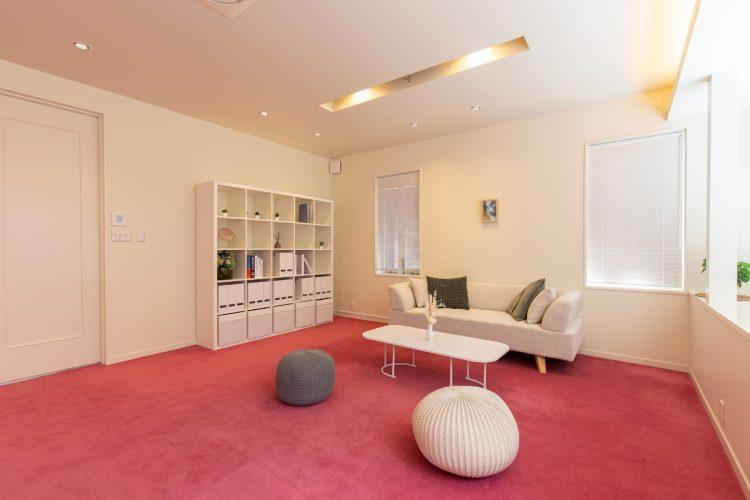 2Fの個室はピンクの絨毯が特徴