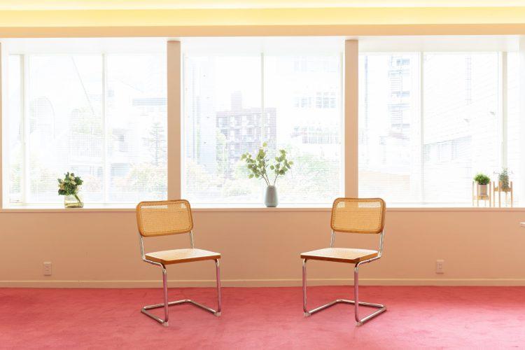 2Fの個室はピンクの絨毯が特徴