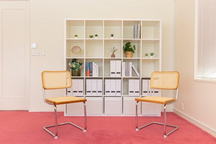 2Fの個室はピンクの絨毯が特徴