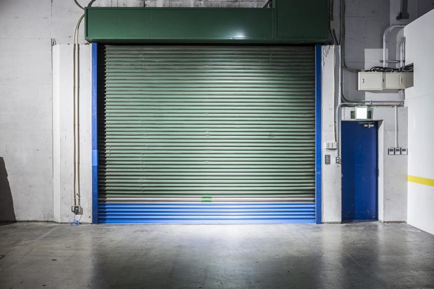 大型エレベーターから車両搬入も可能なエントランス