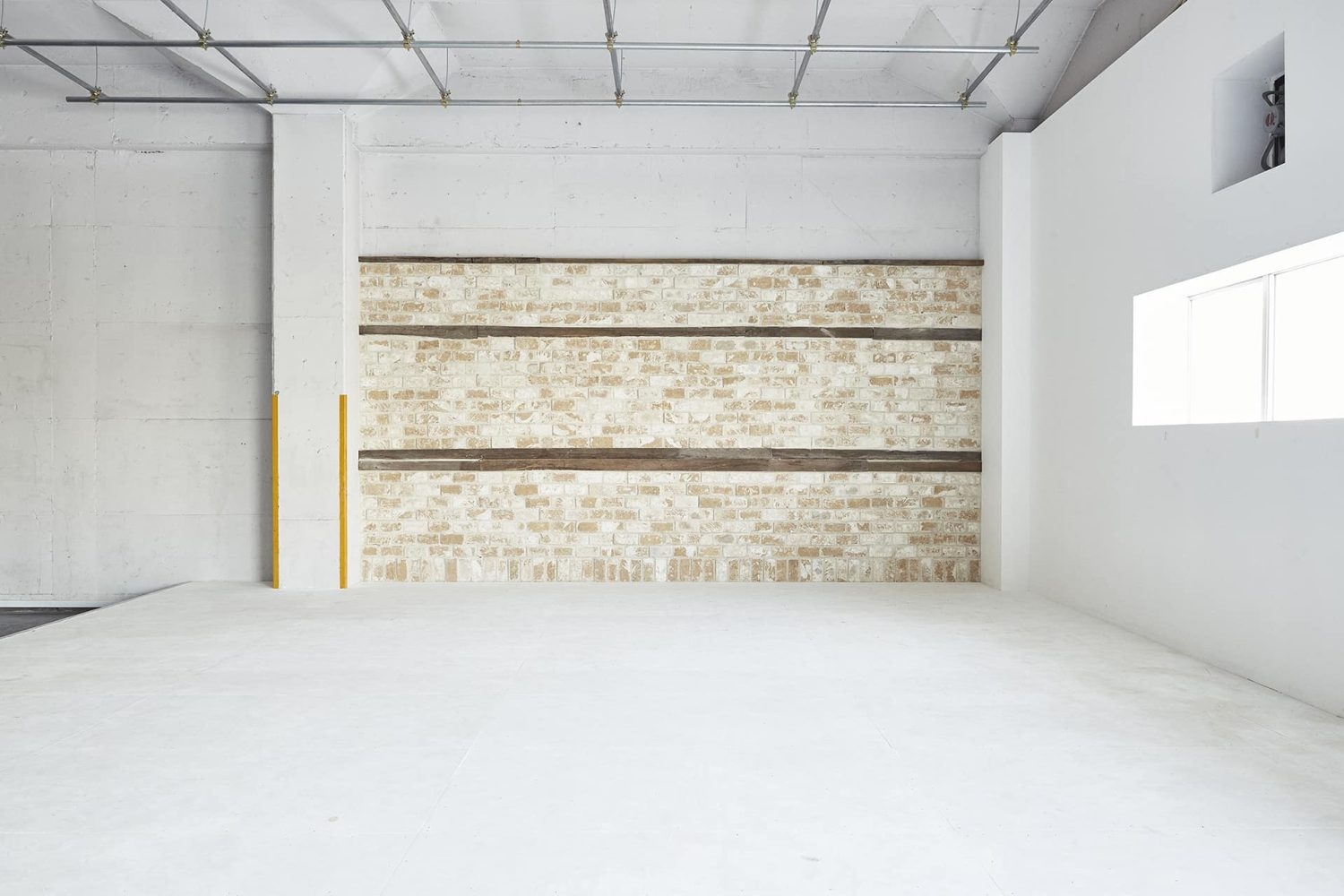 白い床とナチュラルなレンガ壁