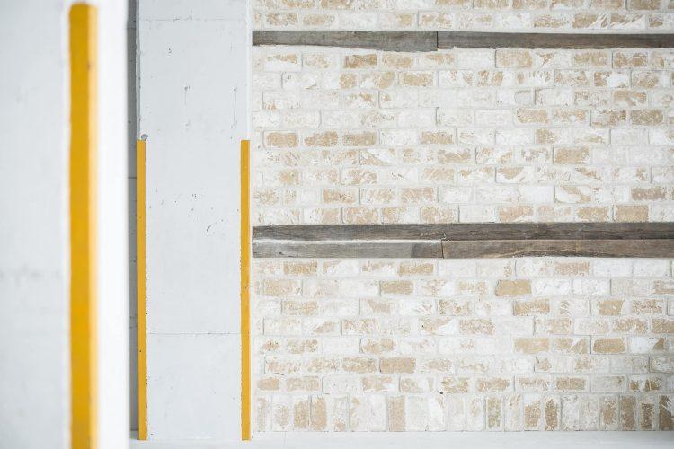 レンガ壁に黄色がアクセントに