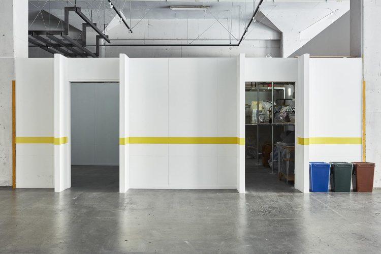 特徴的な白壁のイエローライン