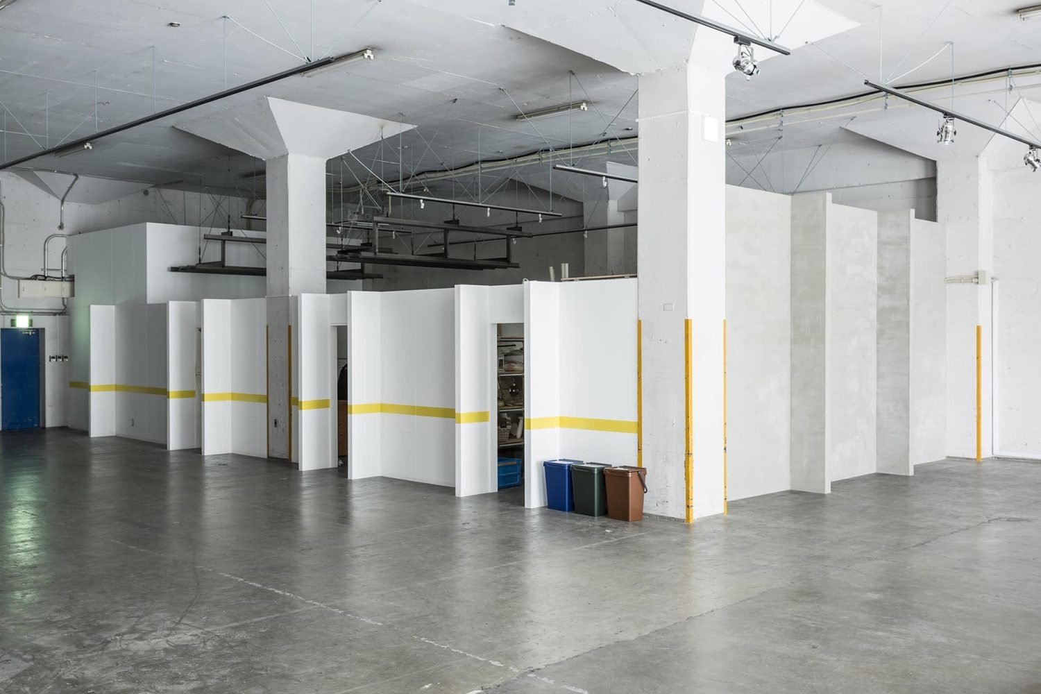 バックヤードへ続く壁面も印象的な背景に