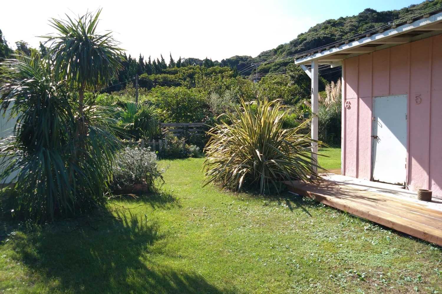 ガレージ横にあるピンクの小屋