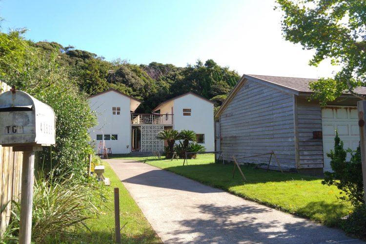 ゆったりとしたエントランスから見た2棟