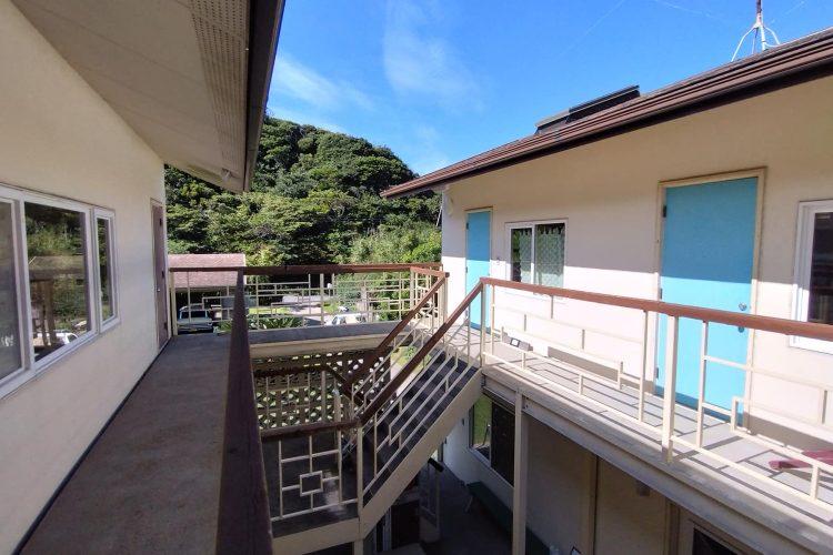 棟を繋ぐ階段とエントランス