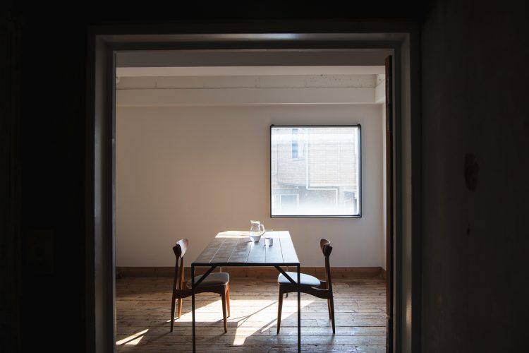 メイクルームのアーチ越し