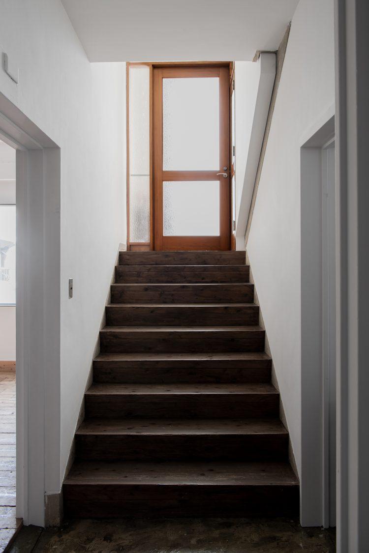 玄関ドアへ続く階段もあります