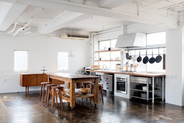 大きな作業台とキッチンカウンター