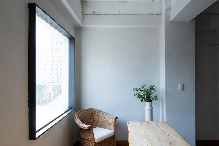 ウッドフロアの白壁