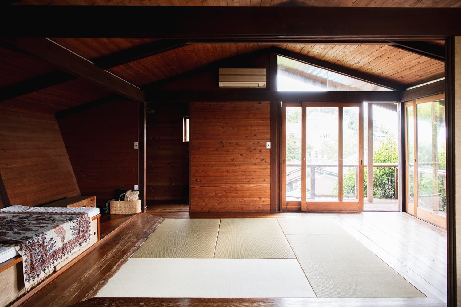 2F ダイニングから見る畳の空間