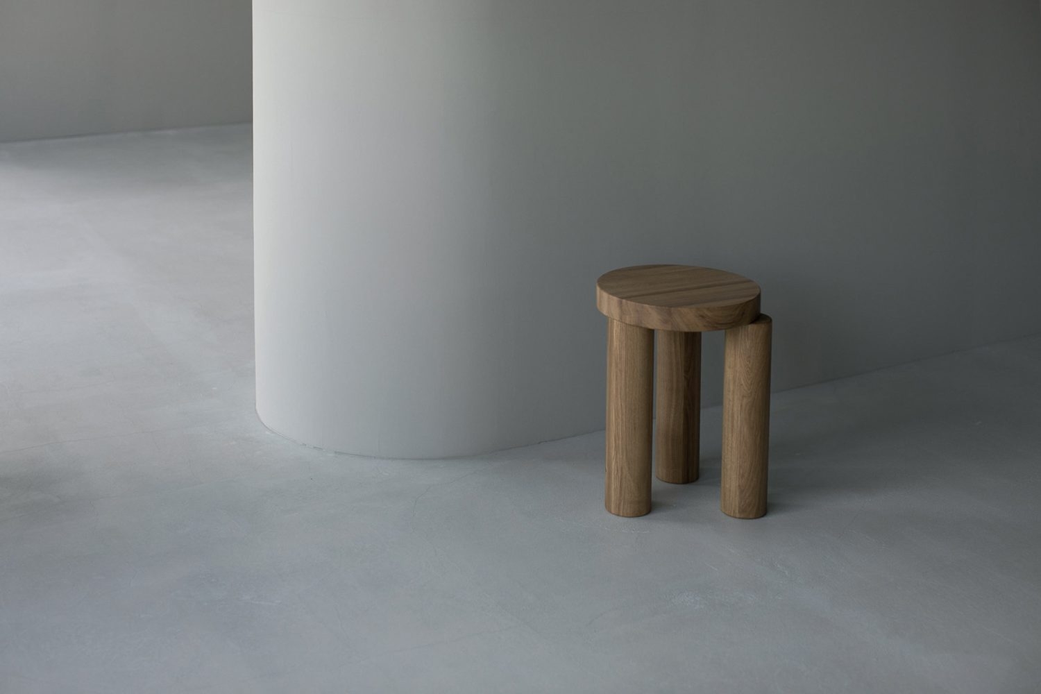 丸いフォルムが可愛らしいスツール