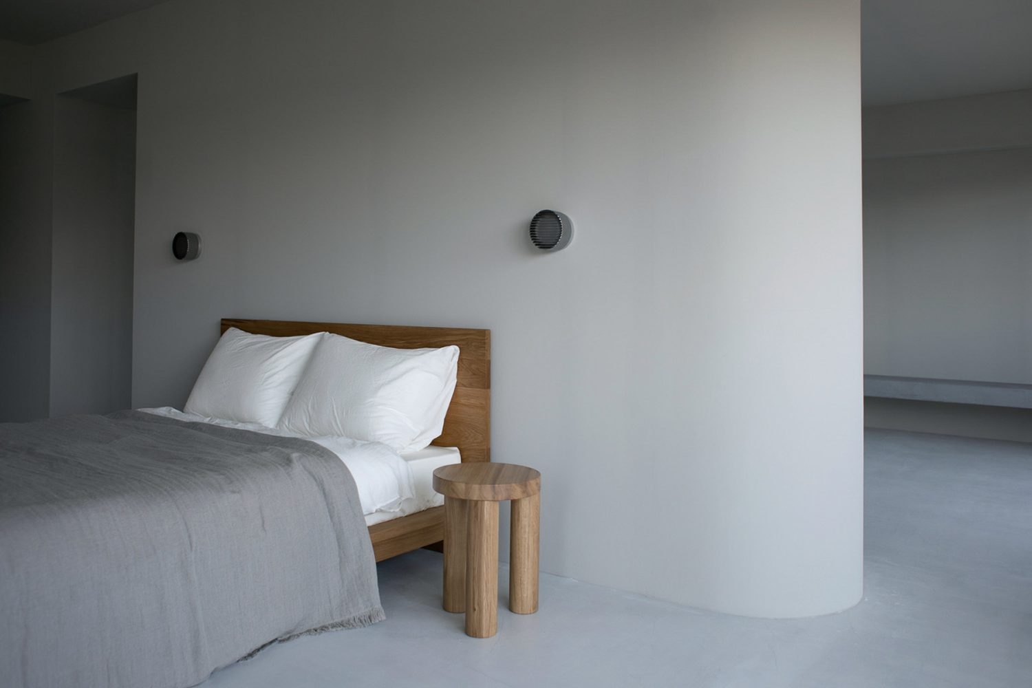 ダブルサイズのベッド