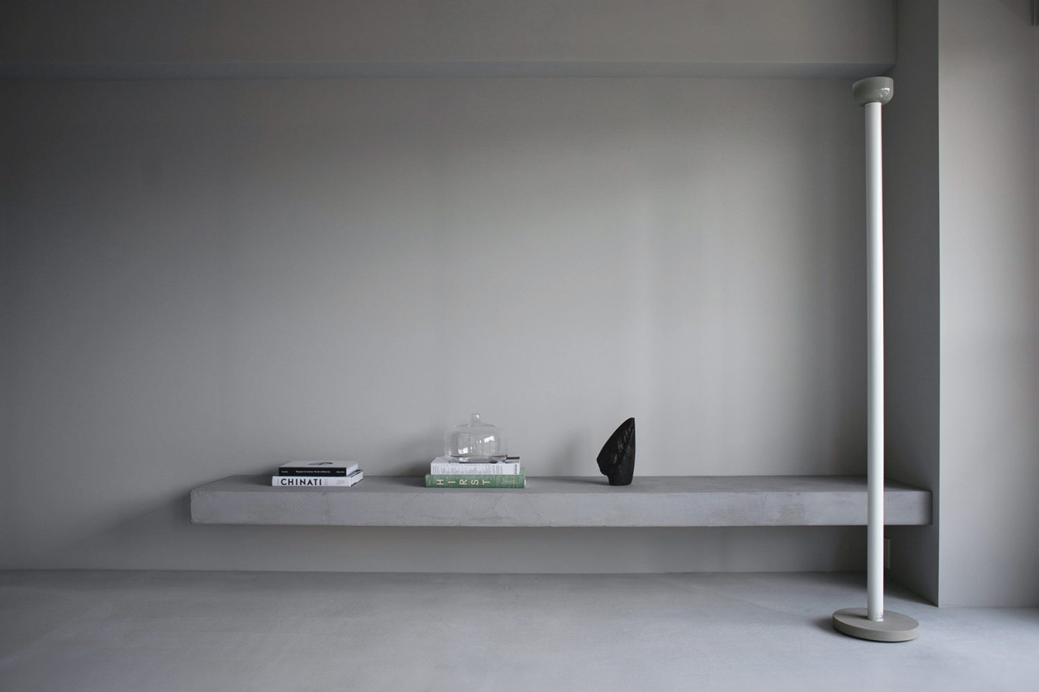 特徴的なスタンドランプはFLOS製