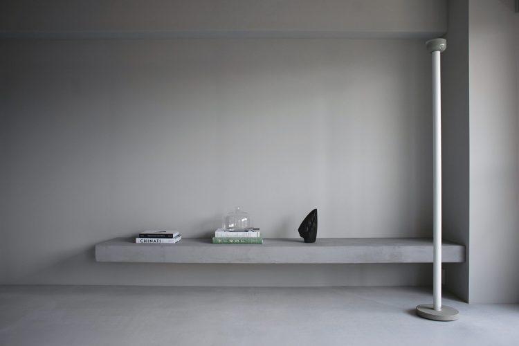 特徴的なスタンドランプはFLOS製