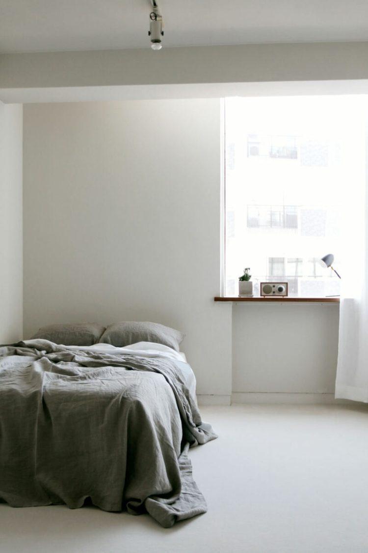 大窓にカーテンを垂らし、程よく日が差込む