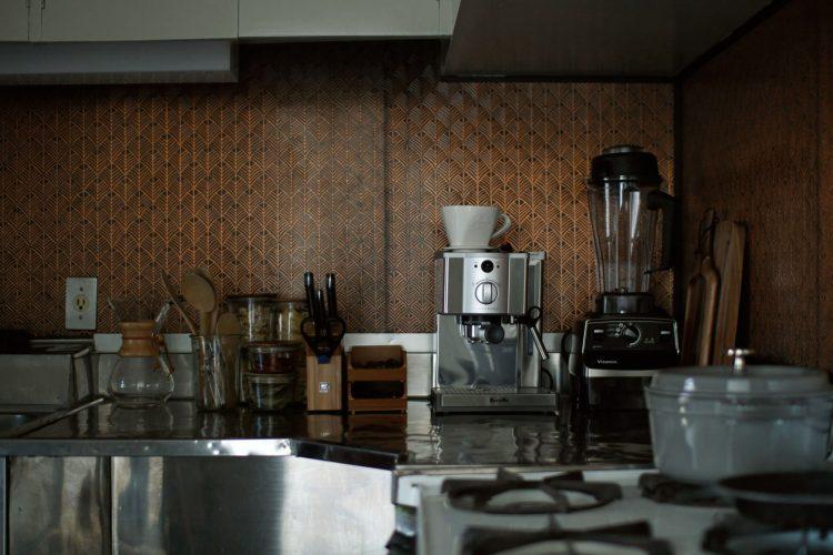 キッチンは黒と茶を基調とした内装