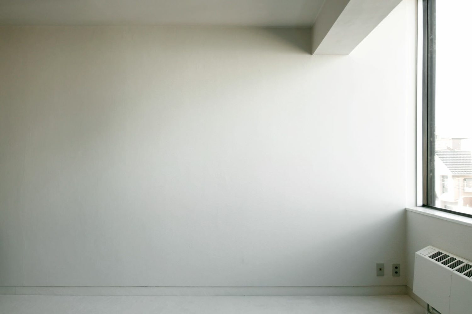 自然光差し込む白壁
