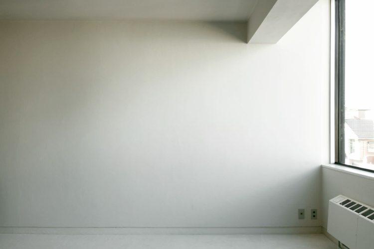 自然光差し込む白壁