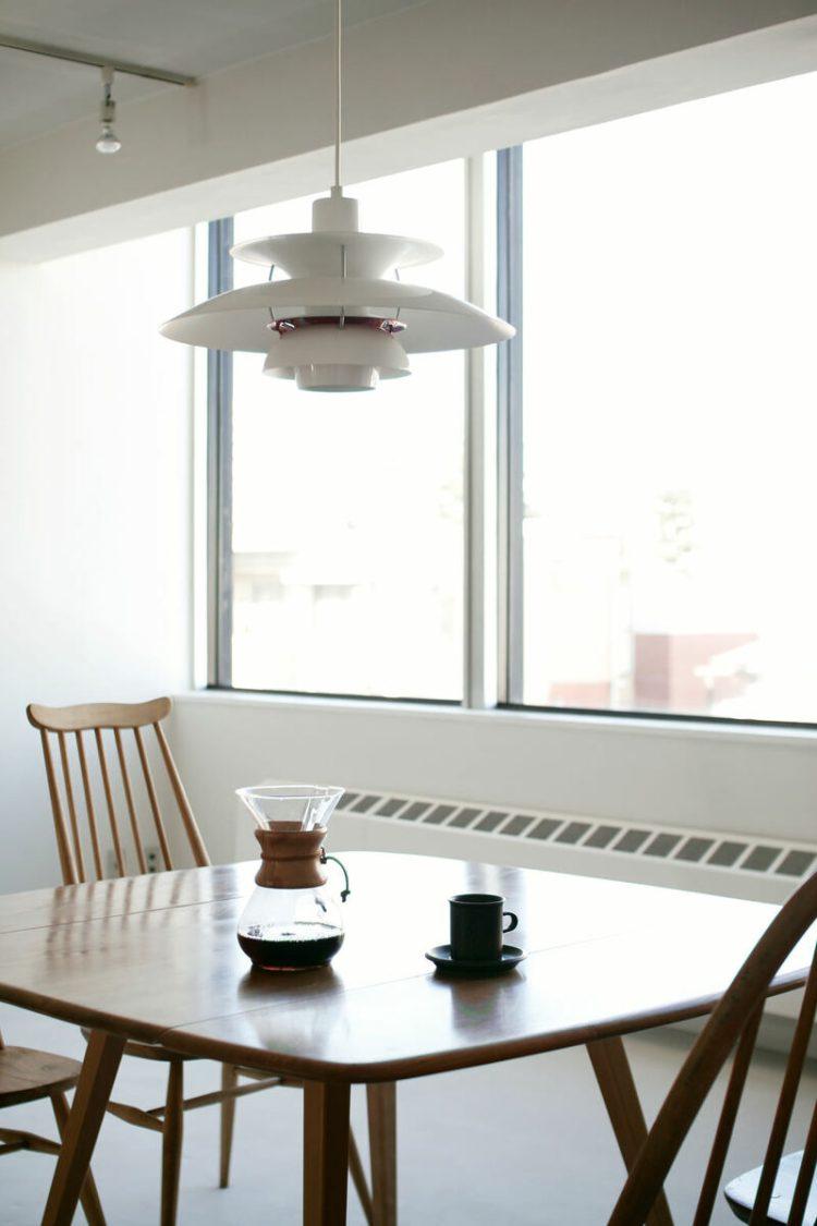 全体がやわらかな光で照らされているリビング