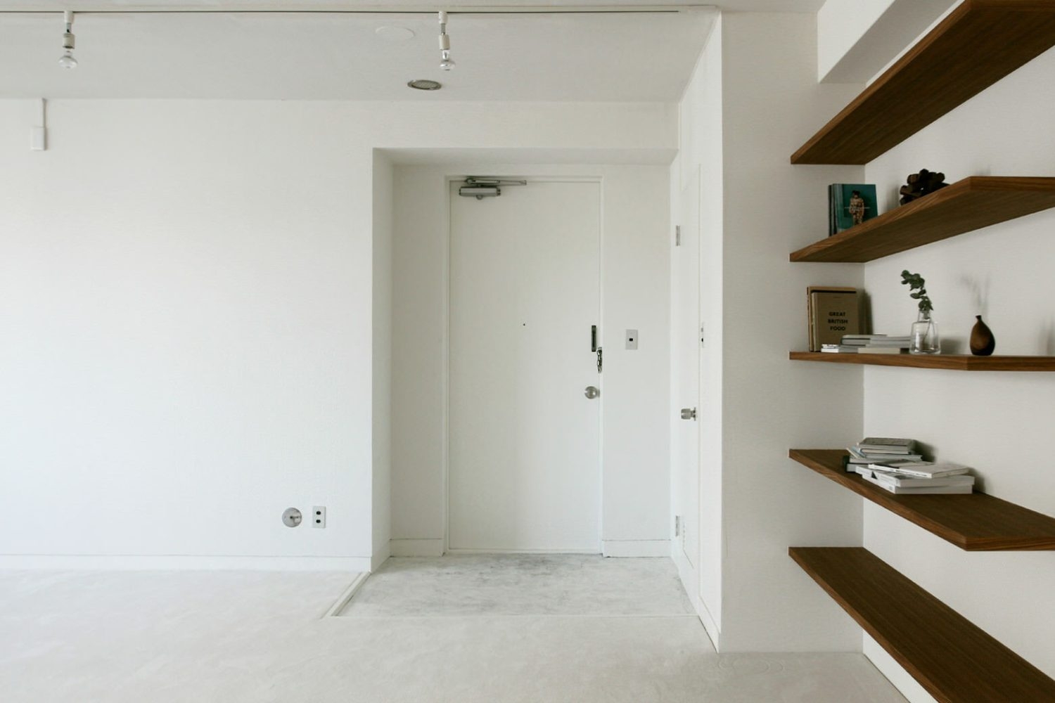 玄関周りは白一色 ミニマルさも含んだ趣き
