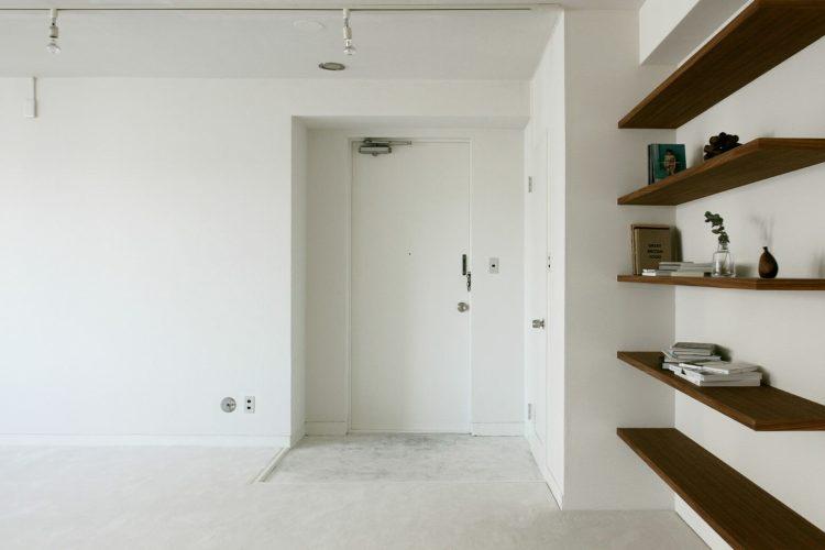 玄関周りは白一色 ミニマルさも含んだ趣き